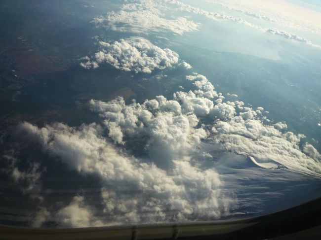 富士山の本当に真上を飛行する