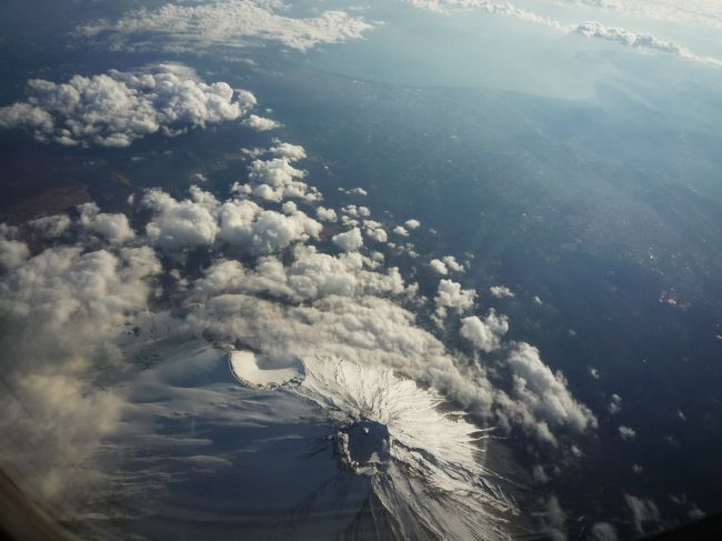 12/30に裾野側水ヶ塚PAから富士山を見たとき，富士山頂を飛行機が飛んでいったのを思い出す．<br />http://4travel.jp/traveler/suomita/album/10299123/