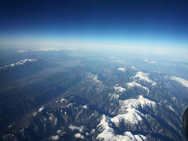 スチュワーデスさんが反対側の山側もきれいな景色と教えてくれた．南アルプスだ！赤石から白根山へ左の谷は国道152号線が高遠から伸びる谷，さらに伊那谷が見える