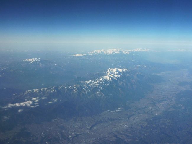 手前が伊那谷，中央アルプス，向こうが北アルプス，左に御嶽山