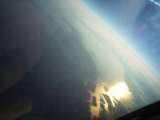 伊勢湾，名古屋港，中部国際空港がわかる．軽食のカツサンドとフルーツおいしかったが，写真にとり損ねた．