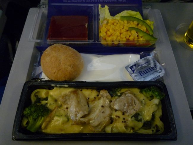 機内食?<br />洋食と和食が選べ、こちらは私が頼んだ洋食。<br />チキンのパスタ、ホワイトソース。<br />パンが美味しい。