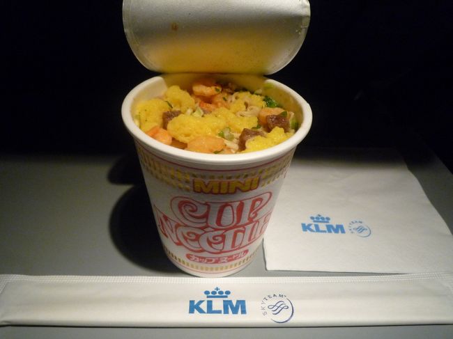 軽食にカップめん。<br />バニラアイスとカップめんが選べました。