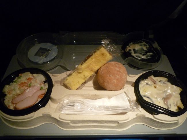 機内食?<br />２回目の食事。<br />左がサラダで、右がマカロニグラタン。<br />クリーミーでこちらもＧＯＯＤ。<br />デザートにチーズケーキ。<br />もちろんパンもつきます。