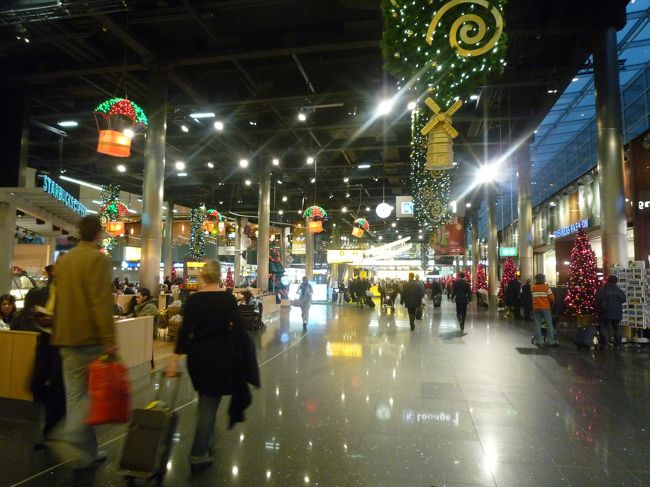 アムステルダム、スキポール空港に到着。<br />入国審査を済ませ、乗継の便まで４時間待ち＞＜