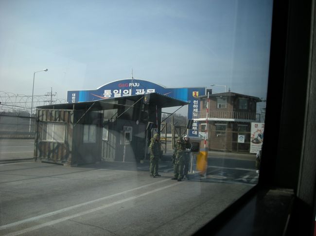 ＜ＤＭＺ＞<br />バスに乗ってＤＭＺへ。<br />ここから先がＤＭＺになります。<br />外国人はパスポートをチェックされます。<br />ちなみにここは撮影禁止。