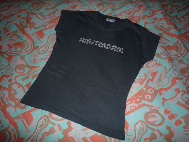 思わず購入、アムステルダムＴシャツ。<br />ブダペストのホテルのベッドをバックに。
