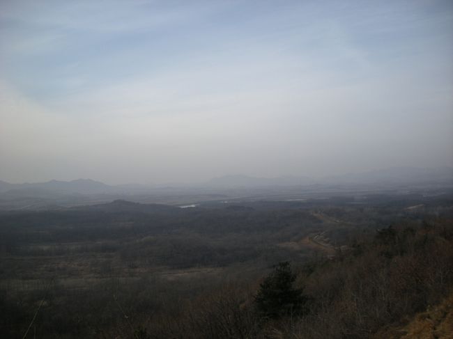 ＜トラサン展望台＞<br />展望台から北朝鮮を眺めます。<br />500ウォンで双眼鏡を。<br />北朝鮮の国旗は見えたけど、天気が曇っていて金日成の銅像は見えなかった。