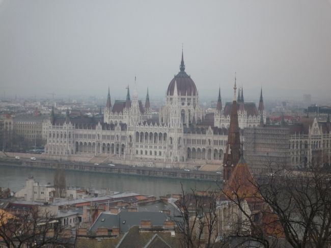 中央に大きく見えるのはハンガリーの国会議事堂。<br />イギリスに続き、世界で２番目の大きさだということ。