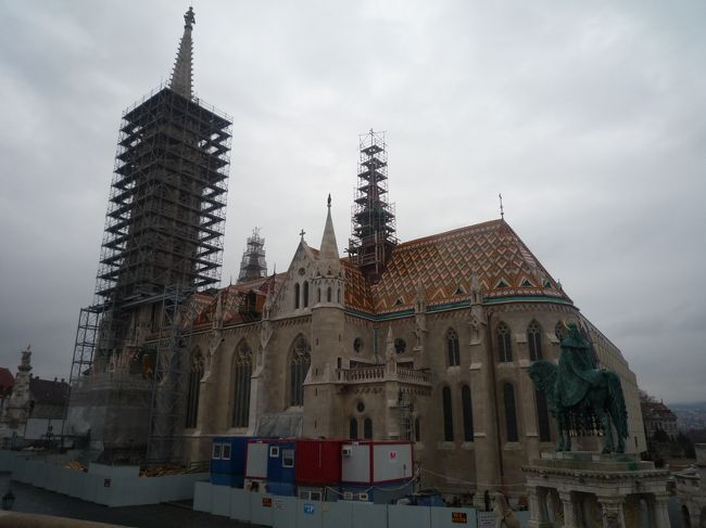 漁夫の砦のすぐ横に建つ、マーチャーシュ教会<br />改装中の工事が少し残念。