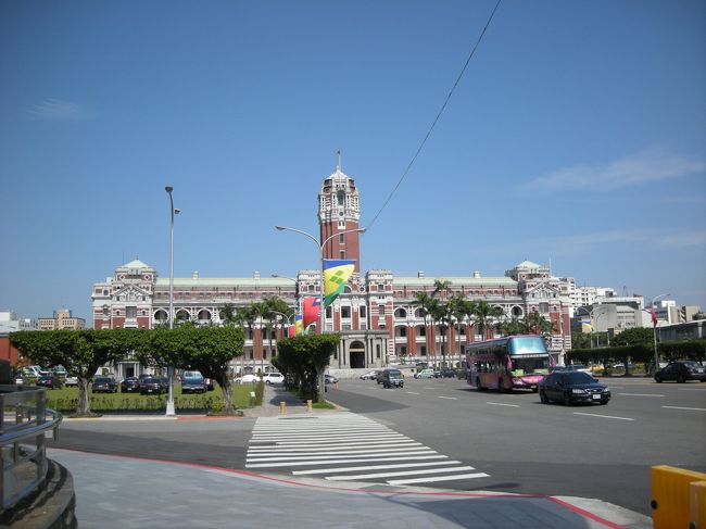 ＜総統府＞<br />台湾総督府。<br />この前の道路は広い！<br />総督府の前に座り込んで地図を見てたら注意されました。