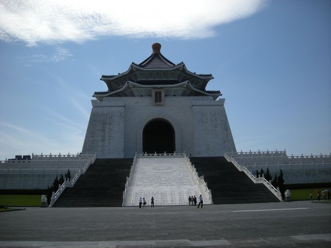 ＜台湾民主記念館＞<br />この記念館は大きいです。<br />ここの広場はものすごく広いです。