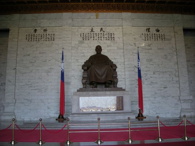 ＜蒋介石＞<br />記念館の中には巨大な蒋介石の銅像が。