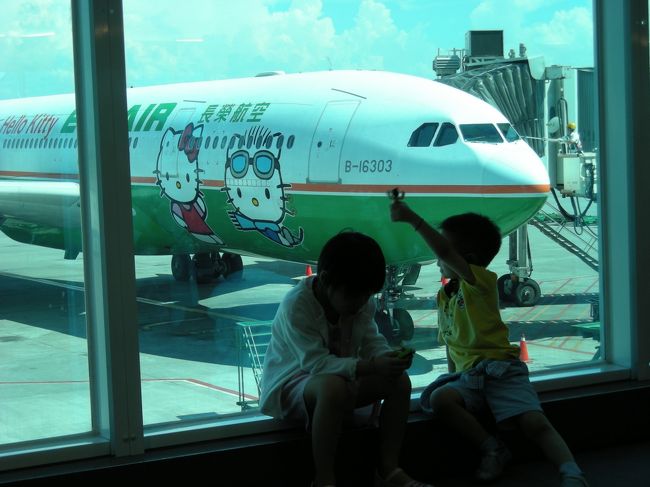 ＜キティジェット＞<br />帰りはエバー航空のキティジェット。<br />機内食もキティ。<br />客室乗務員のエプロンにもキティ。