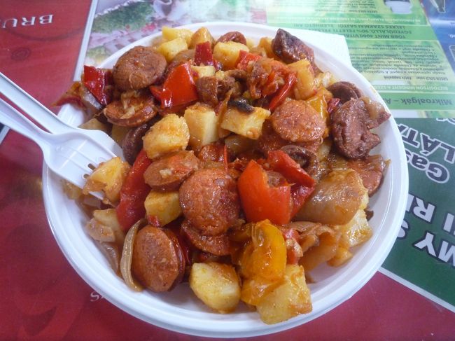 パプリカとソーセージとジャガイモ<br /><br />どちらも安くてすっごく美味しい！！