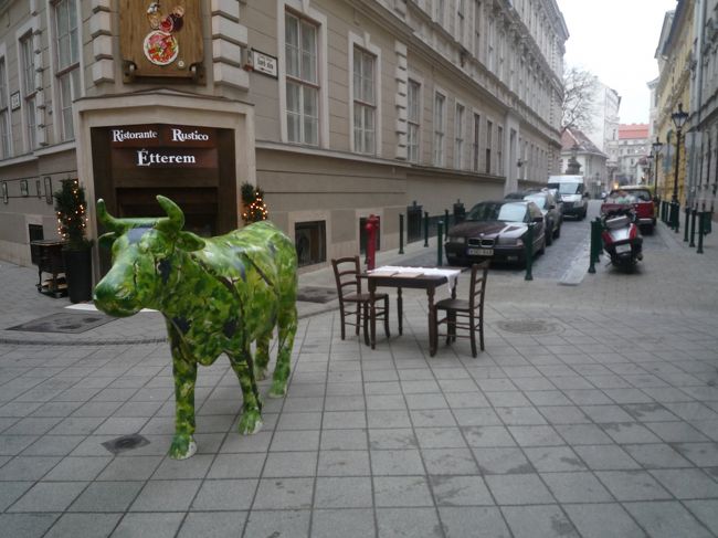 突然の牛とテーブルとイス