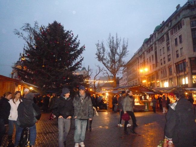 日が落ちるのが早い。<br />少しずつライトアップされてきた。