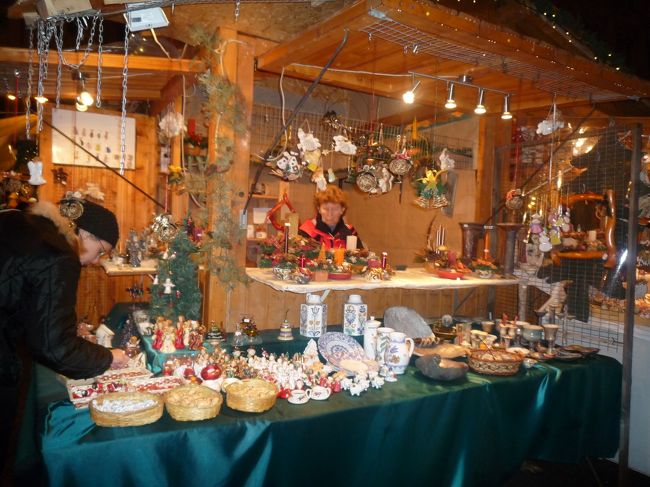 陶器や雑貨もたくさん売ってます。