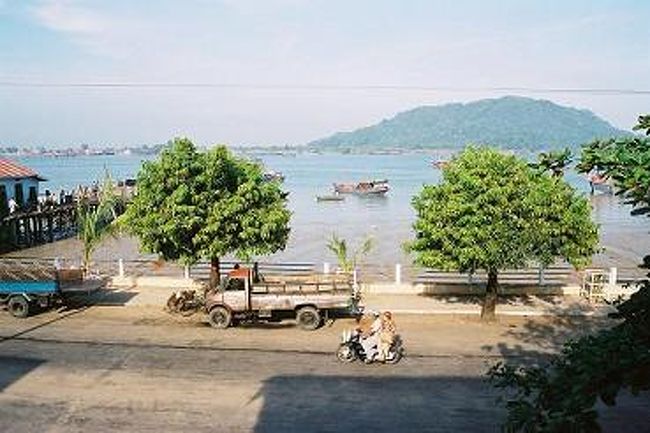 遠浅の海なのだろう。小さな船が無数にある。<br />