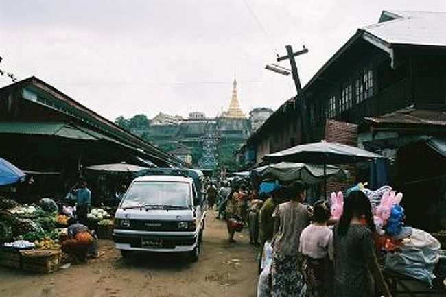メイクにある市場に連れて行ってもらった。港町だしさぞかし新鮮な魚があるんだろうと思っていたが、腐っているとしか思えない魚もあった・・・。<br /><br />