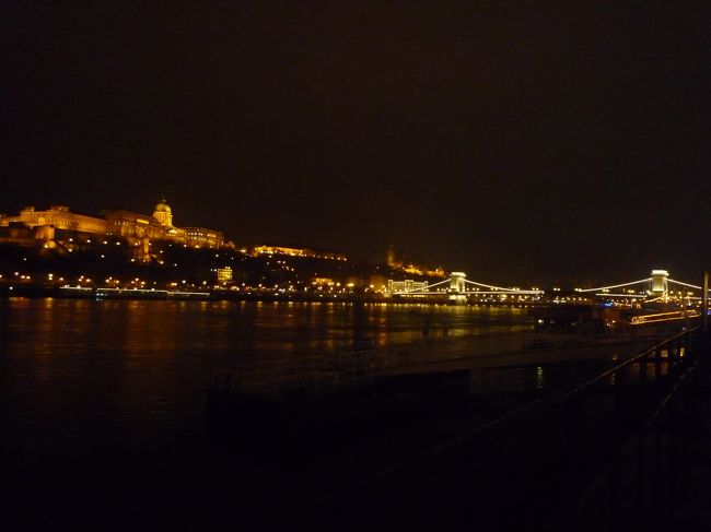 今からドナウ川クルーズに行きます。<br />レゲンダから乗船。この時期、運航してる船がかなり少ない。