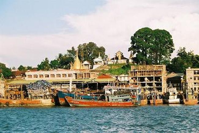 そしてついに出発！メイクの街から船に乗って９時間かかる無人島へGo。いくら仕事とはいえ大変なことになったものだ（行きは高速艇だったので３時間だった）。<br />