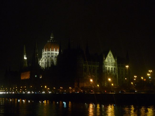 国会議事堂は一部分しかライトアップされず。