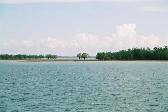 途中、遠浅の海があったので一瞬座礁したが、なんとか脱出。黒煙がでて少し焦る。<br />