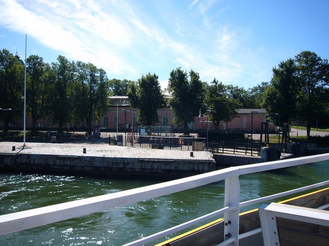 スオメンリンナを船が離れます