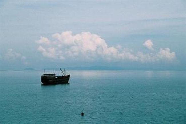 いい景色だ。でもこの島にはコブラがいるし、海賊に殺された人たちが流れ着いたこともあるみたい。アンダマン海の真っ只中だ。<br /><br />
