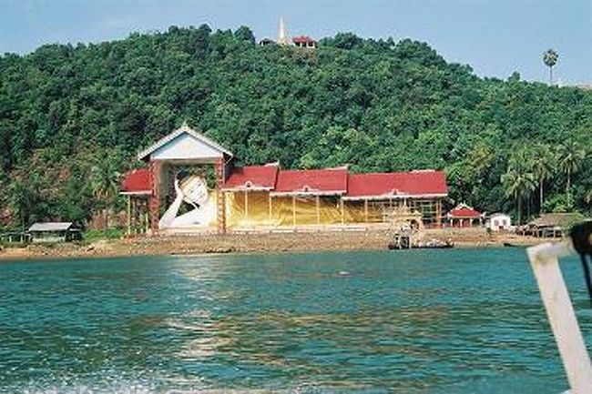 島から無事に生還し再びメイクの港へ。涅槃像が迎えてくれた。<br />