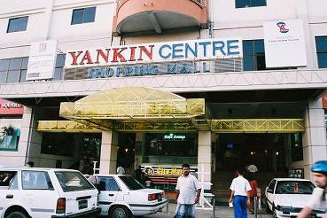 ヤンゴンに帰りここはショッピングセンター。大勢の人たちが買い物をしていた。<br />