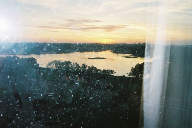 ホテルの部屋からの景色。窓が汚くて綺麗に撮れなかった。<br />