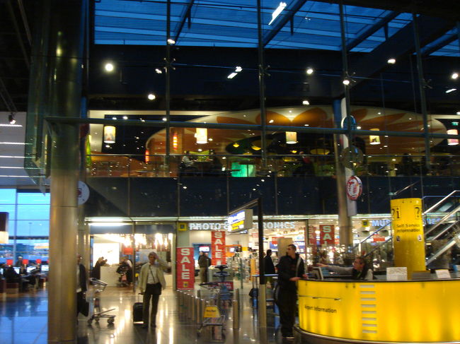 乗り継ぎのアムステルダム・スキポール空港内。<br /><br />免税店やおみやげ屋さん、普通の衣料品などを売っているお店もありました！<br />お店はかなりの数あって乗り継ぎ時間が長くても全然飽きないですね。<br /><br />　でも、トランジットの場合って、乗り継ぎ便の機内に液体持ち込めないので、成田の免税店で化粧品とかお酒買えないんですね・・・
