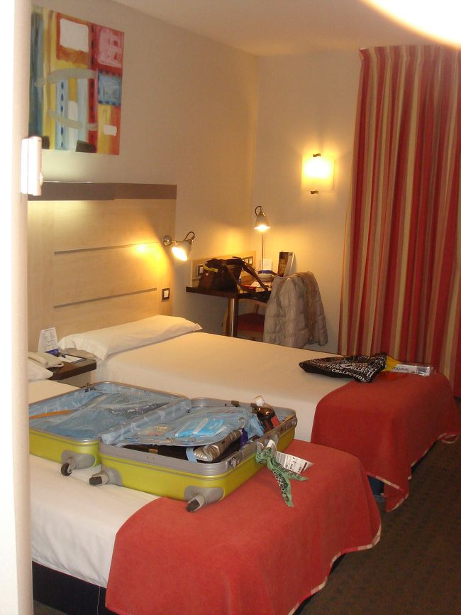 　19：55　バルセロナ着。<br />　　　　　空港からバスで30分ほどのグラノーラスという街に宿泊。<br />　　ツインの部屋を一人で自由に使えるのも、一人参加の特権ですね。<br /><br />　もう一人一人参加の女の子がいたので、挨拶しておきました。<br /><br />　全くお腹は空いていなかったので、お風呂に入って即就寝。<br />　明日から楽しい旅になるといいなぁ。