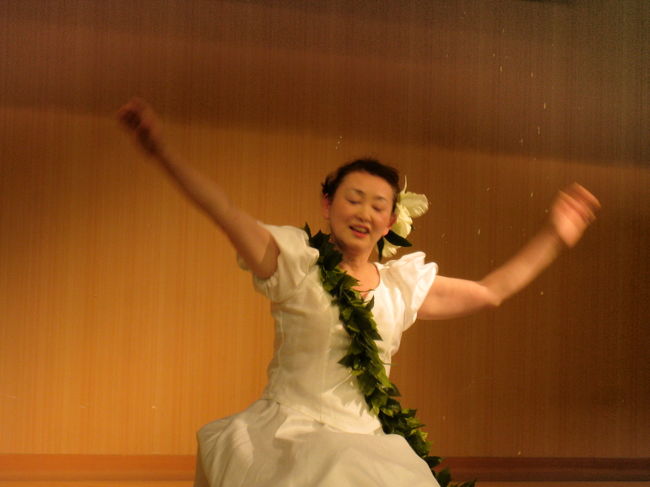 各支店の余興が始まり、我が支店からは、、先輩さんのフラダンスで「千の風になって」