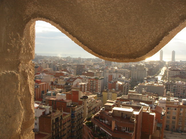 　エレベーターで塔の真ん中くらいまで昇れます。<br />　２．５€。<br />　階段で降りながら、バルセロナの街並みがよく見える。<br />　降りる体力に自信がない方は、別のエレベーターで降りてくることもできますよ。