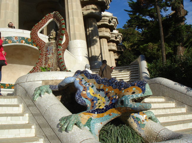 　楽しみにしていた、グエル公園。<br />　天気が良かったので、タイルの色がすごく鮮やかに見えました。
