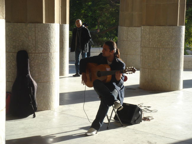 　公園の中には、クラシックギターや、色んな楽器を演奏している人がいました。<br />　それにしてもスペインの男子はカッコいい！<br />　うっとりしちゃいます・・・