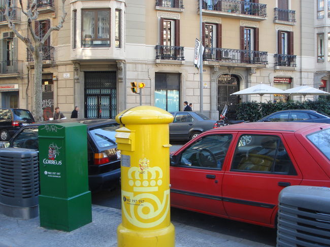 　ポストが黄色で可愛い。<br />　建物がみんな落ち着いた色なので、ひきたちますね。