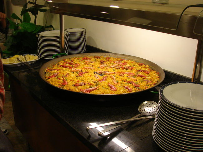 　これは、フィデウア（パスタのパエリア）<br />　とっても薄味でした・・・<br /><br />　あ、食事の飲み物は、お酒もジュースも水もほぼ２〜３€でしたよ！だからずっとお酒飲んでました。<br /><br />　サングリアはおいてない店の方が多かったかな・・・