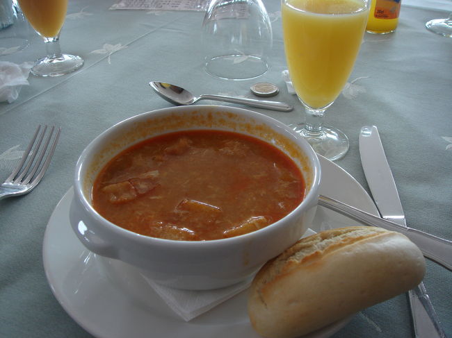 　これ美味しかった！<br />　ソバ・デ・アホ（ニンニクスープ）です。<br />　ニンニクが（アホ）っていうらしい。<br />　<br />　しかしパンがいつも出るんだけど、この国はバターは一切出さないみたい。汁気のあるおかずの時はつけて食べればいいけどね。