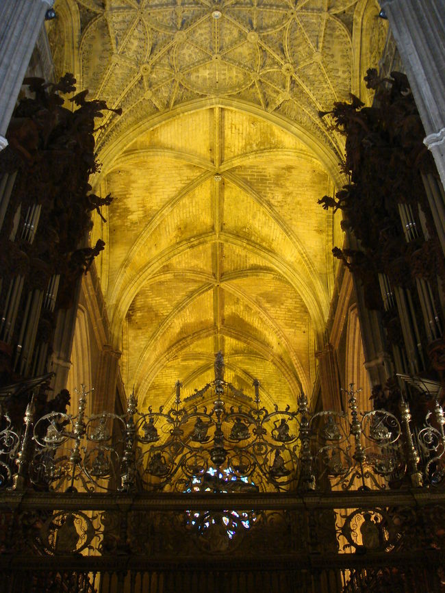 　カテドラル。今まであちこち教会は行ったけど、<br />私はここが一番良かった！<br />　もう写真におさめようとしても、無駄に思えてしまうほど、どこを見ても荘厳な空間が続きます。