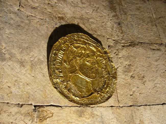 展示品。<br /><br />何であったか記憶が曖昧ですが、当時の<br />お金のレプリカだったような・・・