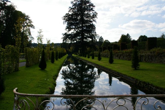 お庭にある水路に空が映り込んで、なんとも言えず幻想的でした。ずっとその場で見ていたい景色でした。<br />