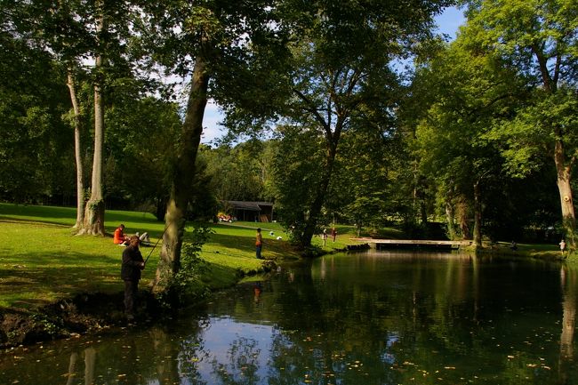 敷地内にある池で憩う人達。家族でこういう休暇、いいなぁ。