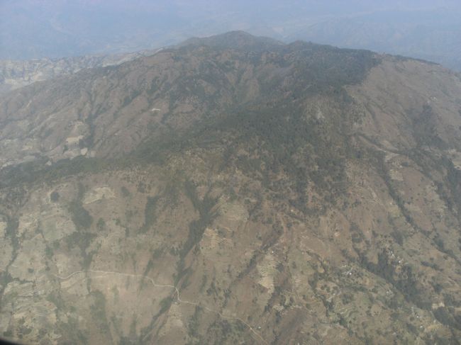 <br /><br />　高度が下がり山がせまってくる・・・<br />　　