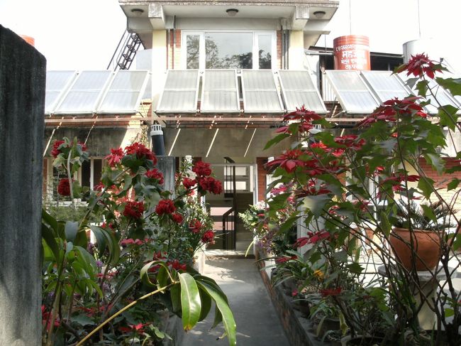 <br />　カトマンズの宿は、バックパッカーが多く集まるTHAMEL・タメル地区にする。<br /><br />　この地区には、ゲストハウスはピンからキリまである。平均一泊で食事なし４００円から６００円くらい。<br /><br />　最初に泊まったところはシャワーがダメなので即キャンセル、翌日インペリアル・ゲストハウスに移る。<br />