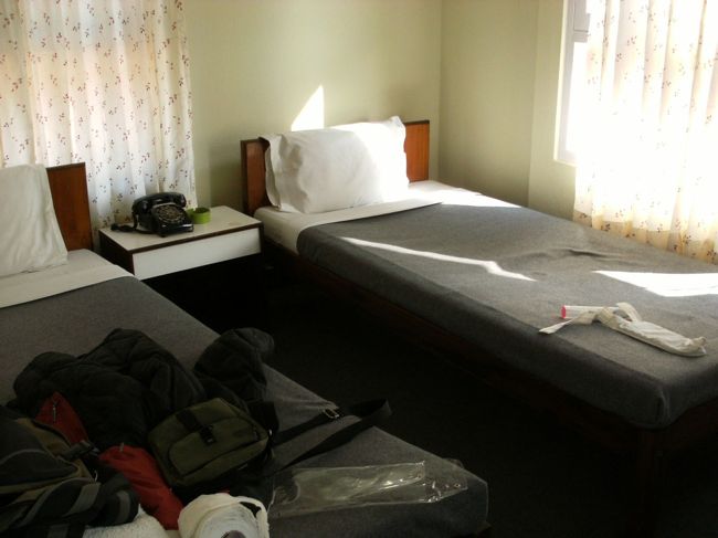 <br />　ゲストハウスのベッドルーム・・<br /><br />　最高に日当たりが良い、<br /><br />　カトマンズも午前と午後に停電がある。トータル１０時間くらいか、まだ停電時間が延びるとか？！<br />　　