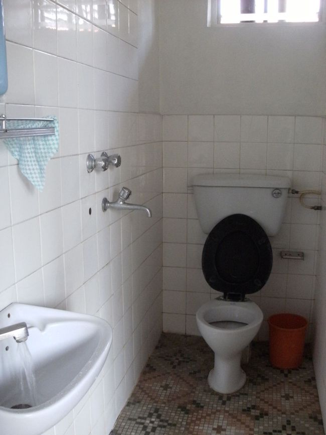 <br />　部屋のトイレは水洗・・<br /><br />　バスタブはないが、シャワーは熱い湯が出る。<br /><br />　ここに六日間滞在・・・しめて３０００ルピー也！<br /><br />　<br /><br />　